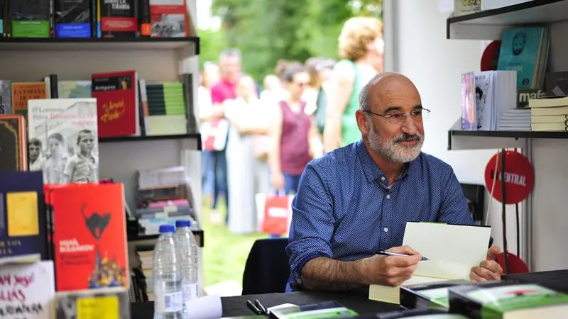 Fernando Aramburu firmando ejemplares de 'Patria' en la Feria del Libro de Madrid