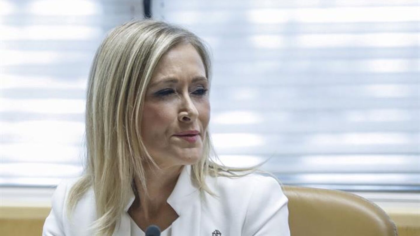 Cristina Cifuentes, al inicio de su comparecencia en la comisi&oacute;n de investigaci&oacute;n