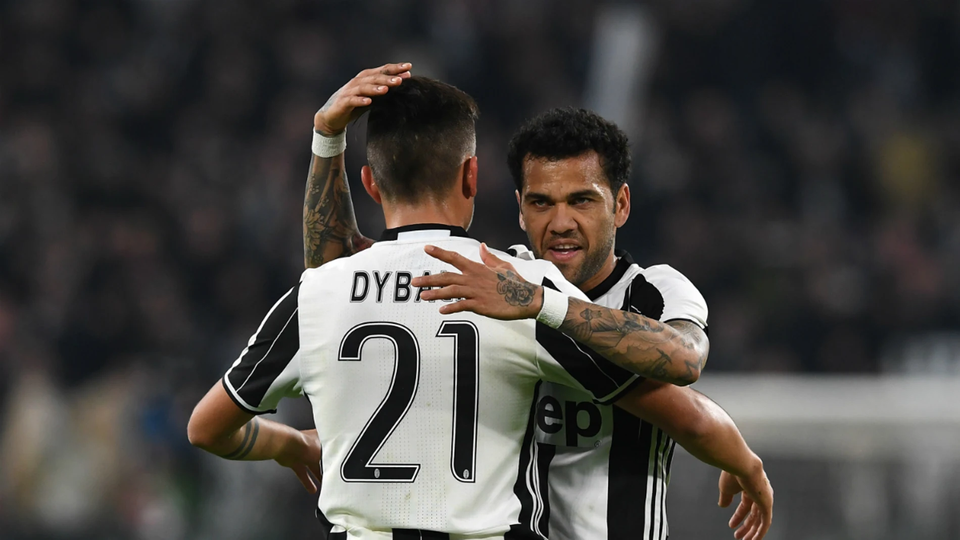 Dybala y Alves celebran un gol