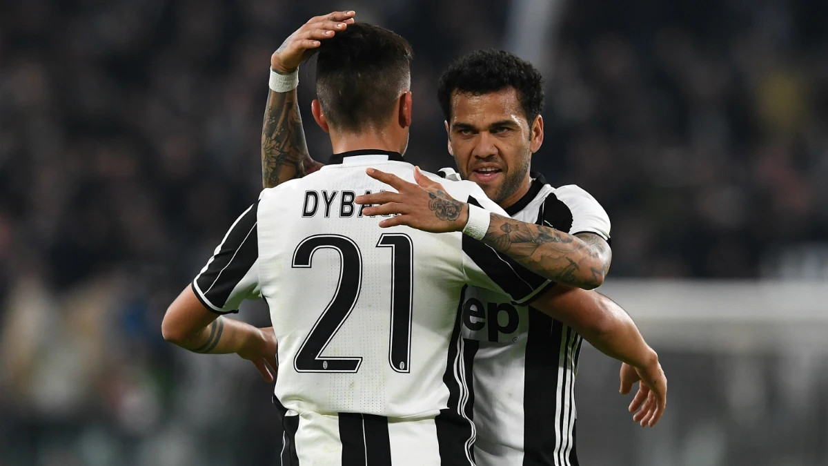 Dybala y Alves celebran un gol