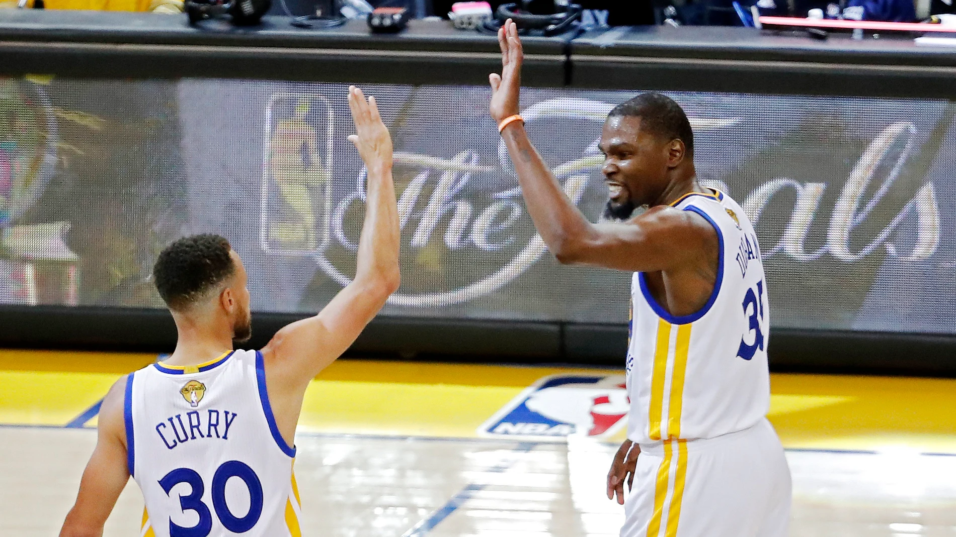 Kevin Durant y Stephen Curry celebran la victoria de los Warriors