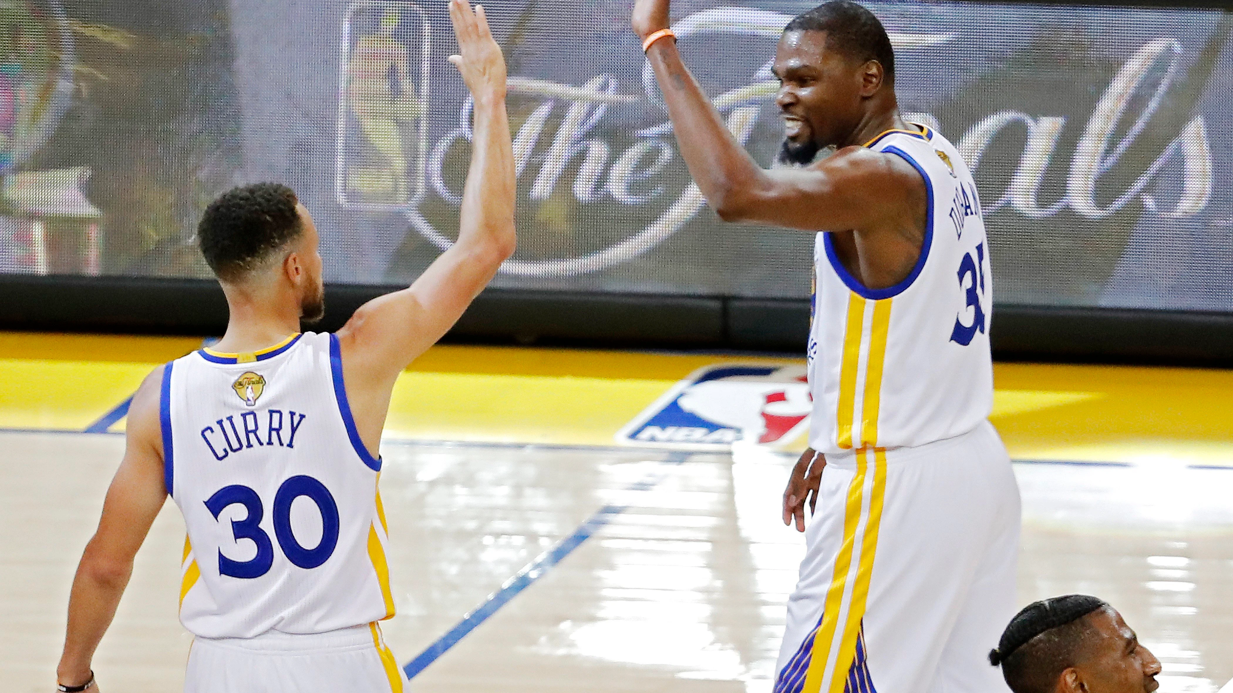 Kevin Durant y Stephen Curry celebran la victoria de los Warriors