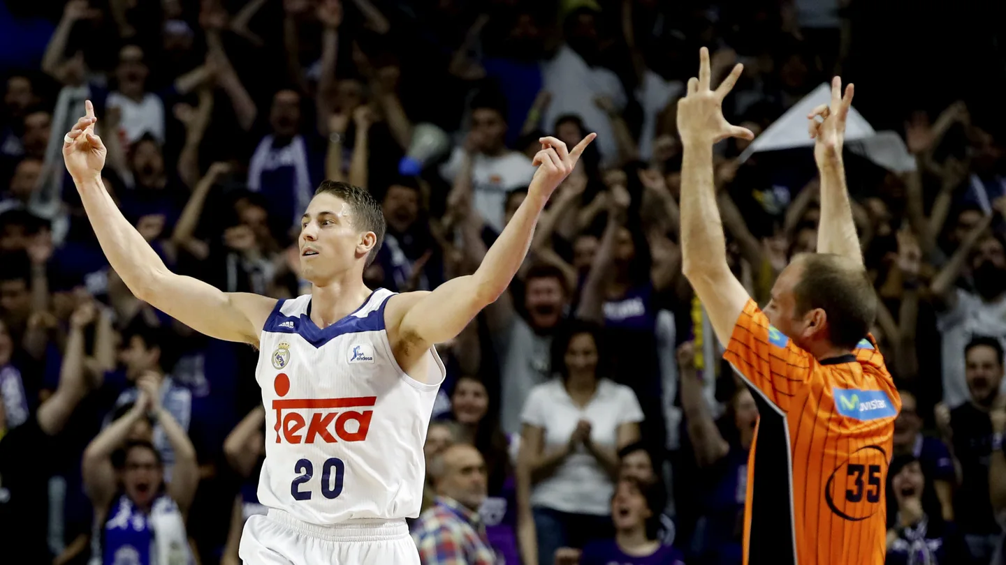 Carroll celebra uno de sus triples con los aficionados Carroll celebra uno de sus triples con los aficionados