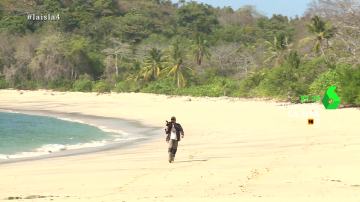 La llegada de un nuevo aventurero provoca distintas reacciones en los hombres de La Isla