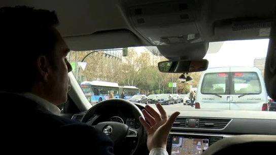 Un hombre conduciendo Un hombre conduciendo