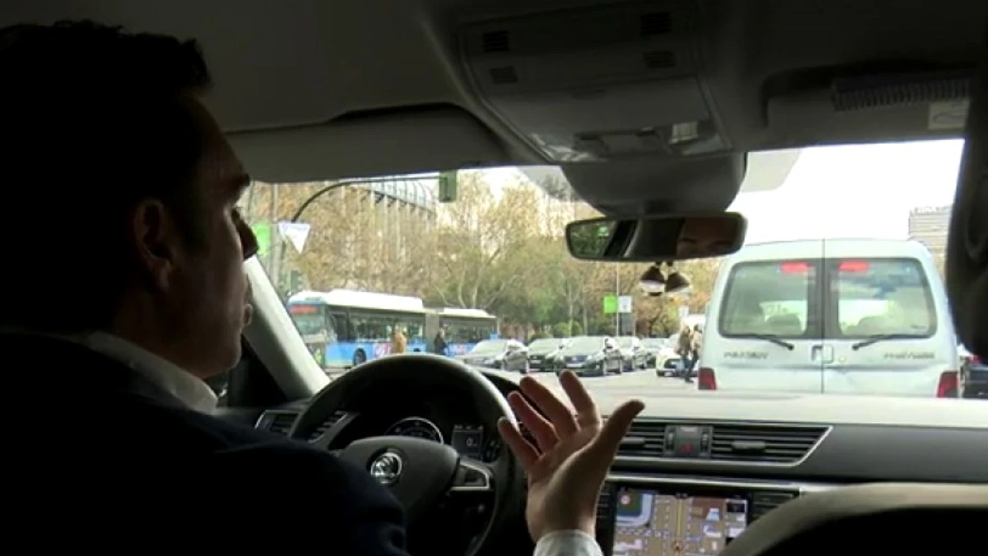 Un hombre conduciendo Un hombre conduciendo