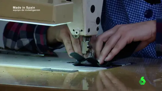Una mujer cosiendo en un taller Una mujer cosiendo en un taller