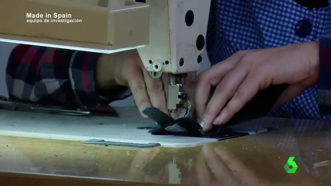 Una mujer cosiendo en un taller