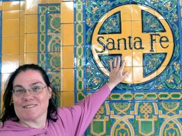 Carol en la estación de tren de Santa Fe Carol en la estación de tren de Santa Fe