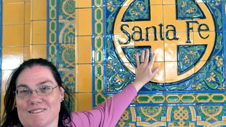 Carol en la estación de tren de Santa Fe