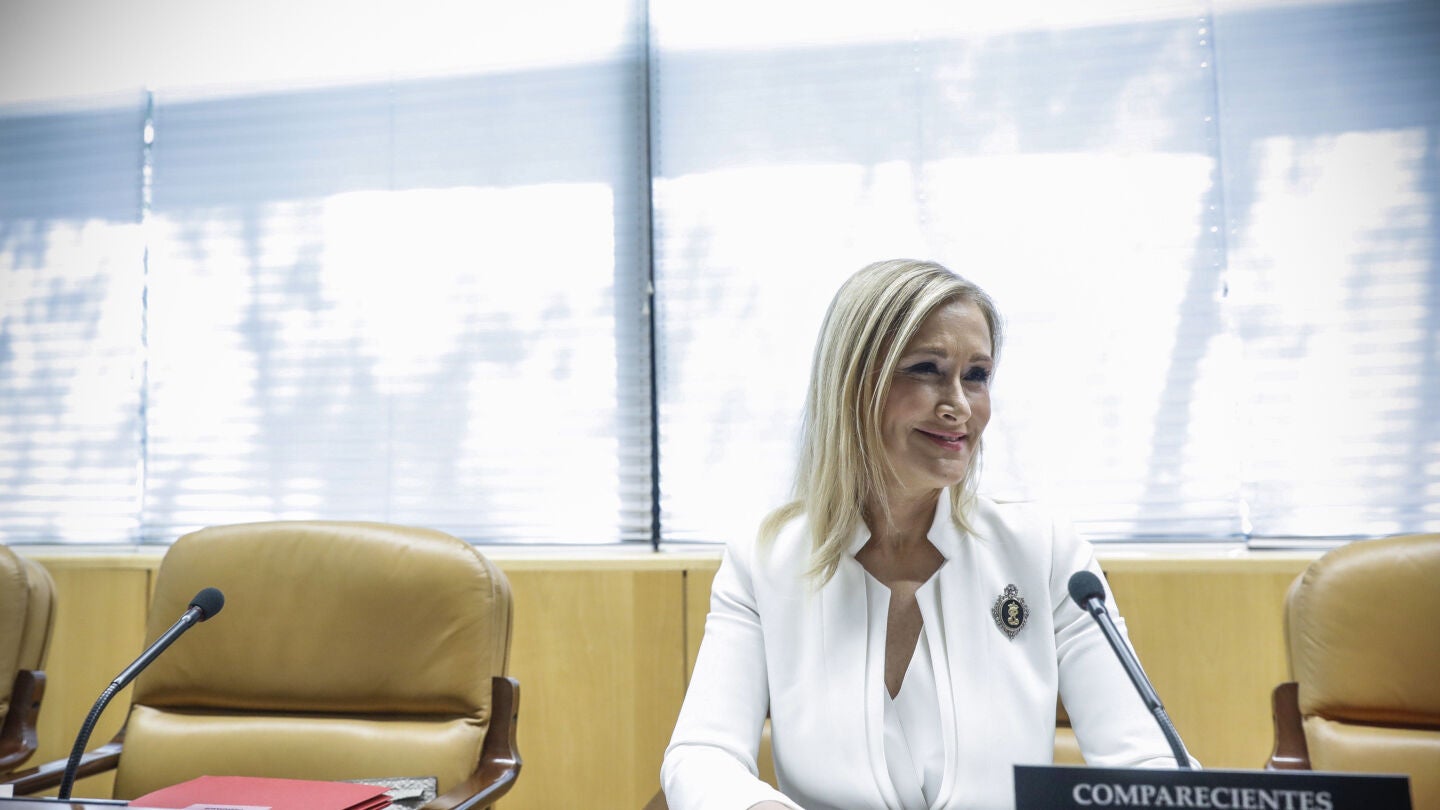 La presidenta regional, Cristina Cifuentes, al inicio de su comparecencia en la comisi&oacute;n de investigaci&oacute;n por corrupci&oacute;n de la Asamblea de Madrid