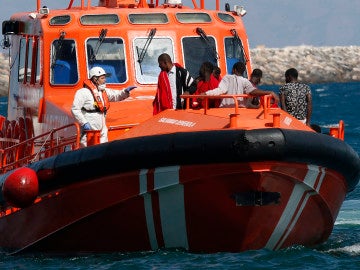 Llegada al puerto de Almería de una patera Llegada al puerto de Almería de una patera
