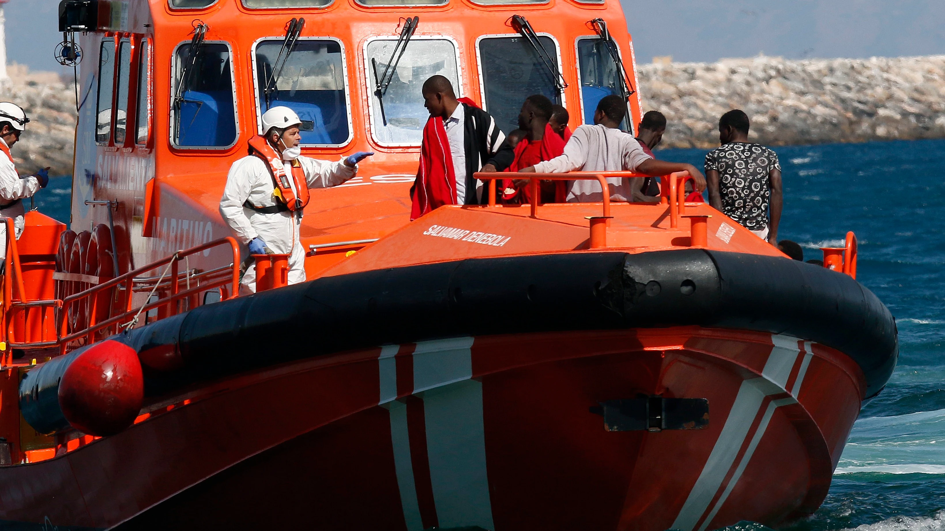 Llegada al puerto de Almería de una patera