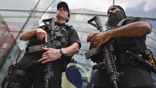 Agentes de policía británicos patrullan el centro de Manchester, en el Reino Unido Agentes de policía británicos patrullan el centro de Manchester, en el Reino Unido
