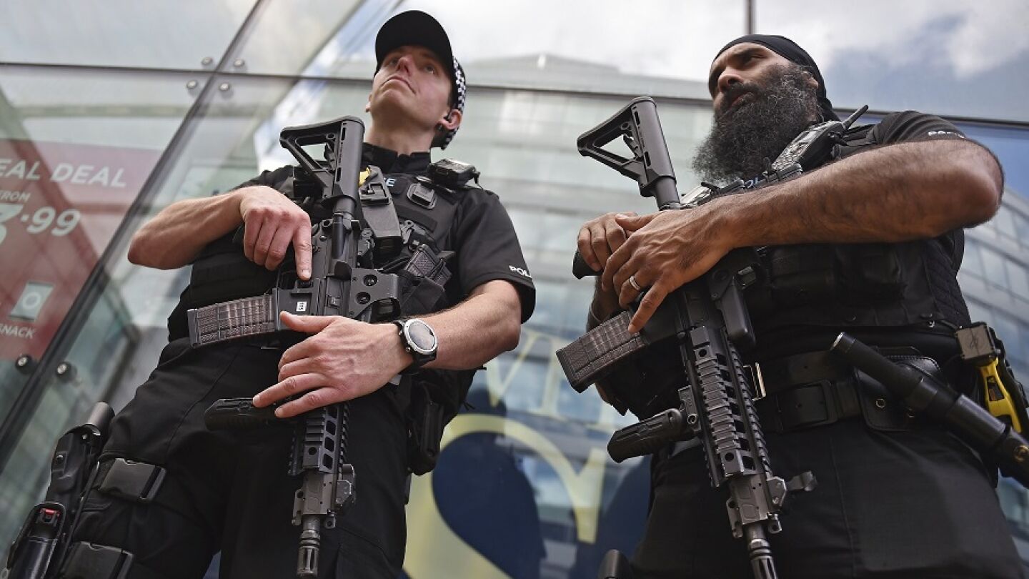 Agentes de polic&iacute;a brit&aacute;nicos patrullan el centro de Manchester, en el Reino Unido