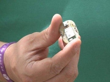 Diseñan un dispositivo de auxilio que se camufla en la ropa para las víctimas de violencia machista Diseñan un dispositivo de auxilio que se camufla en la ropa para las víctimas de violencia machista