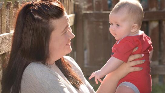 Stephanie Thompson junto a su beb&eacute;