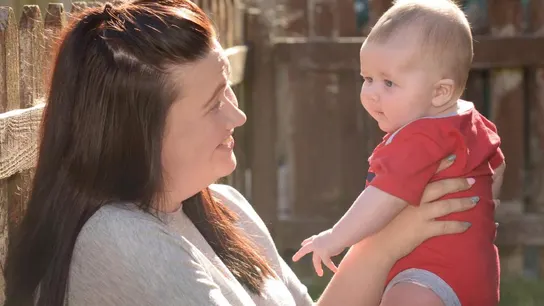 Stephanie Thompson junto a su bebé Stephanie Thompson junto a su bebé