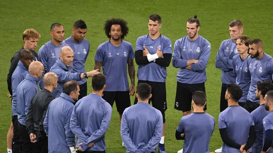 Zidane charla con su plantilla Zidane charla con su plantilla