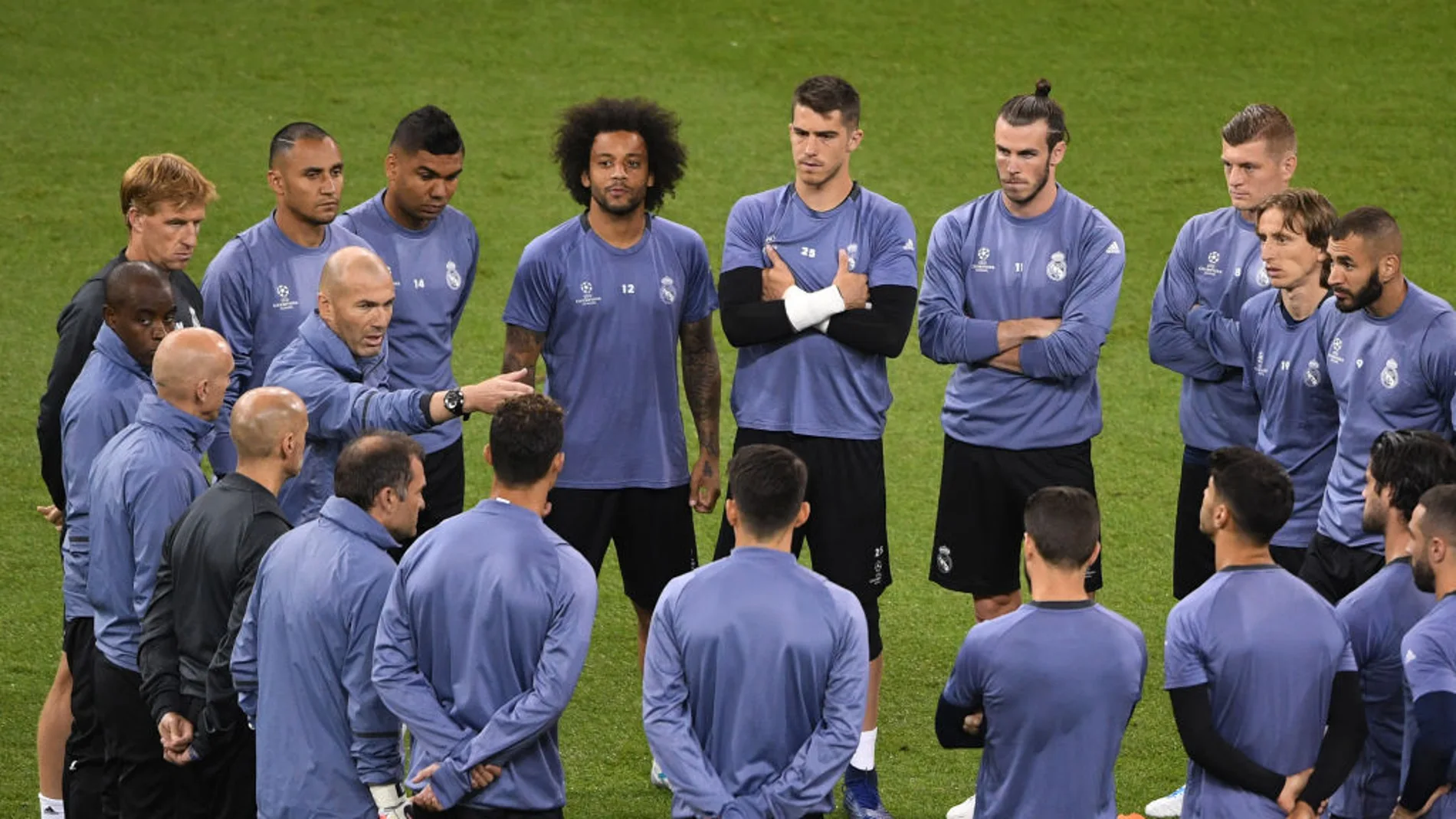 Zidane charla con su plantilla