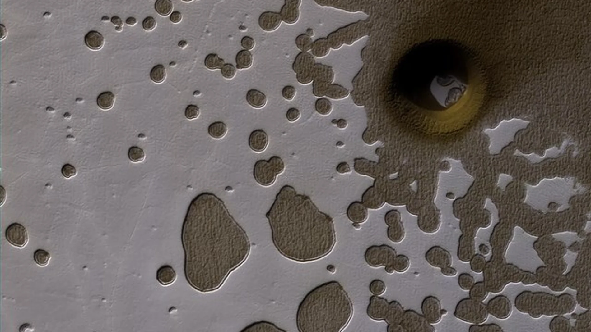 El extraño pozo en Marte descubierto por una nave de la Nasa