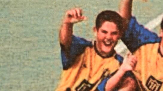 Un joven Isco celebra junto a sus compa&ntilde;eros