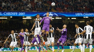 Los jugadores del Real Madrid y Juventus en acción