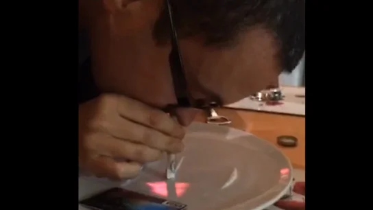 Imagen del vídeo en el que aparece el cura esnifando cocaína en su casa Imagen del vídeo en el que aparece el cura esnifando cocaína en su casa