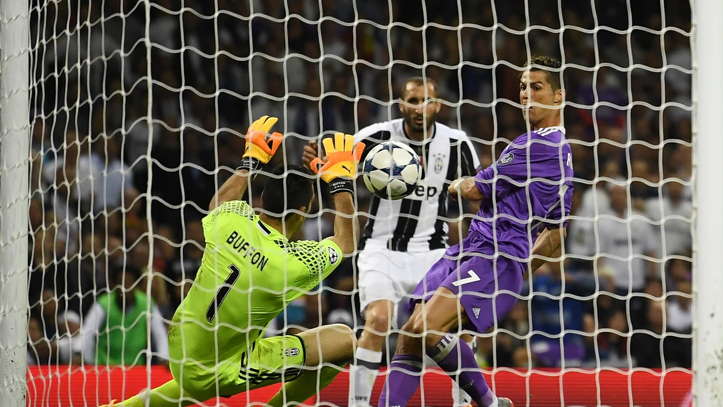 Cristiano Ronaldo anotando el tercer gol para el Madrid Cristiano Ronaldo anotando el tercer gol para el Madrid