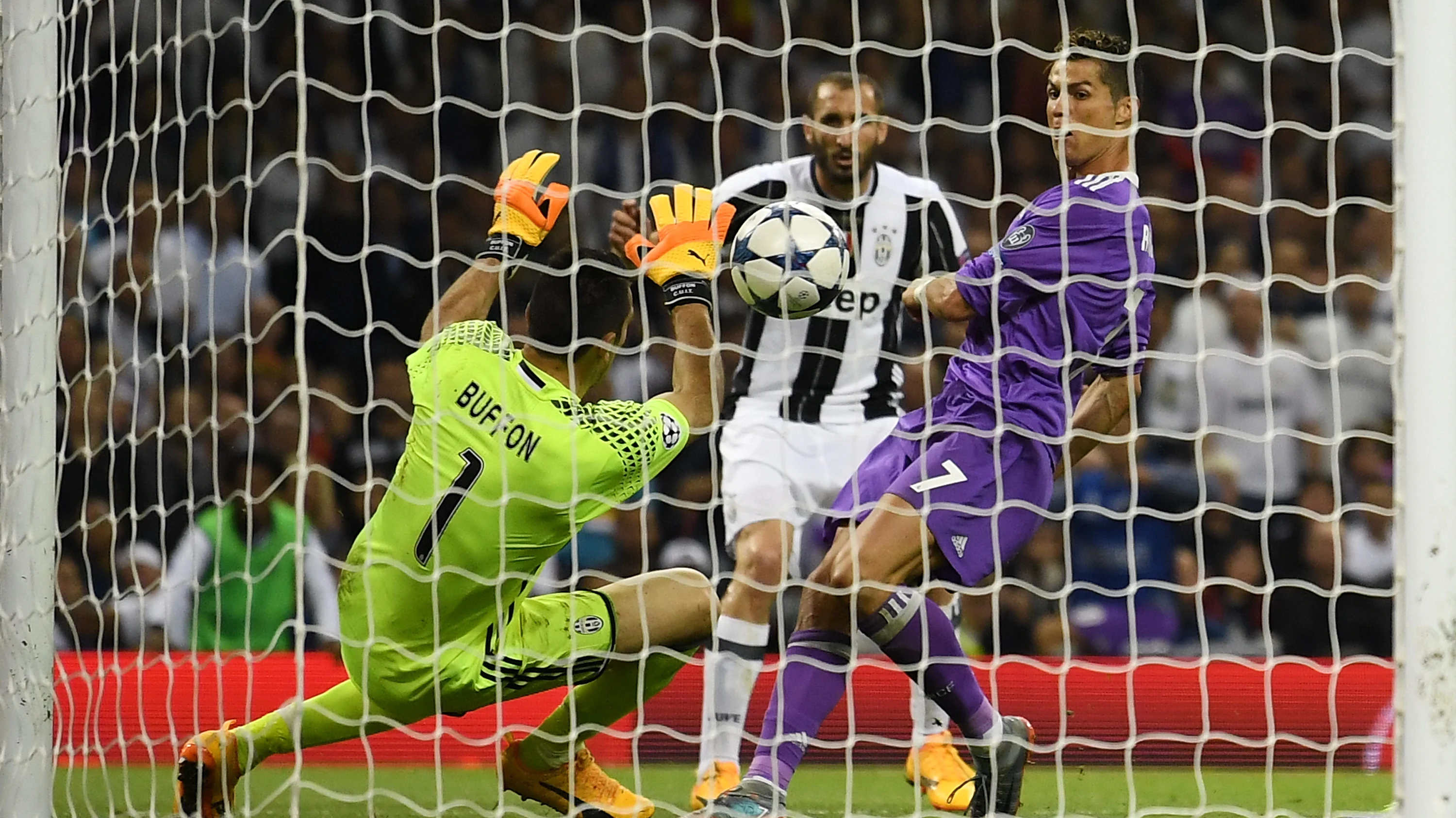 Cristiano Ronaldo anotando el tercer gol para el Madrid