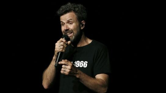 Pau Don&eacute;s, vocalista de Jarabe de Palo, durante una actuaci&oacute;n en Pamplona