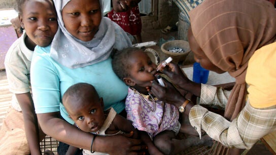 Una ni&ntilde;a recibe la vacuna contra la polio en Angola