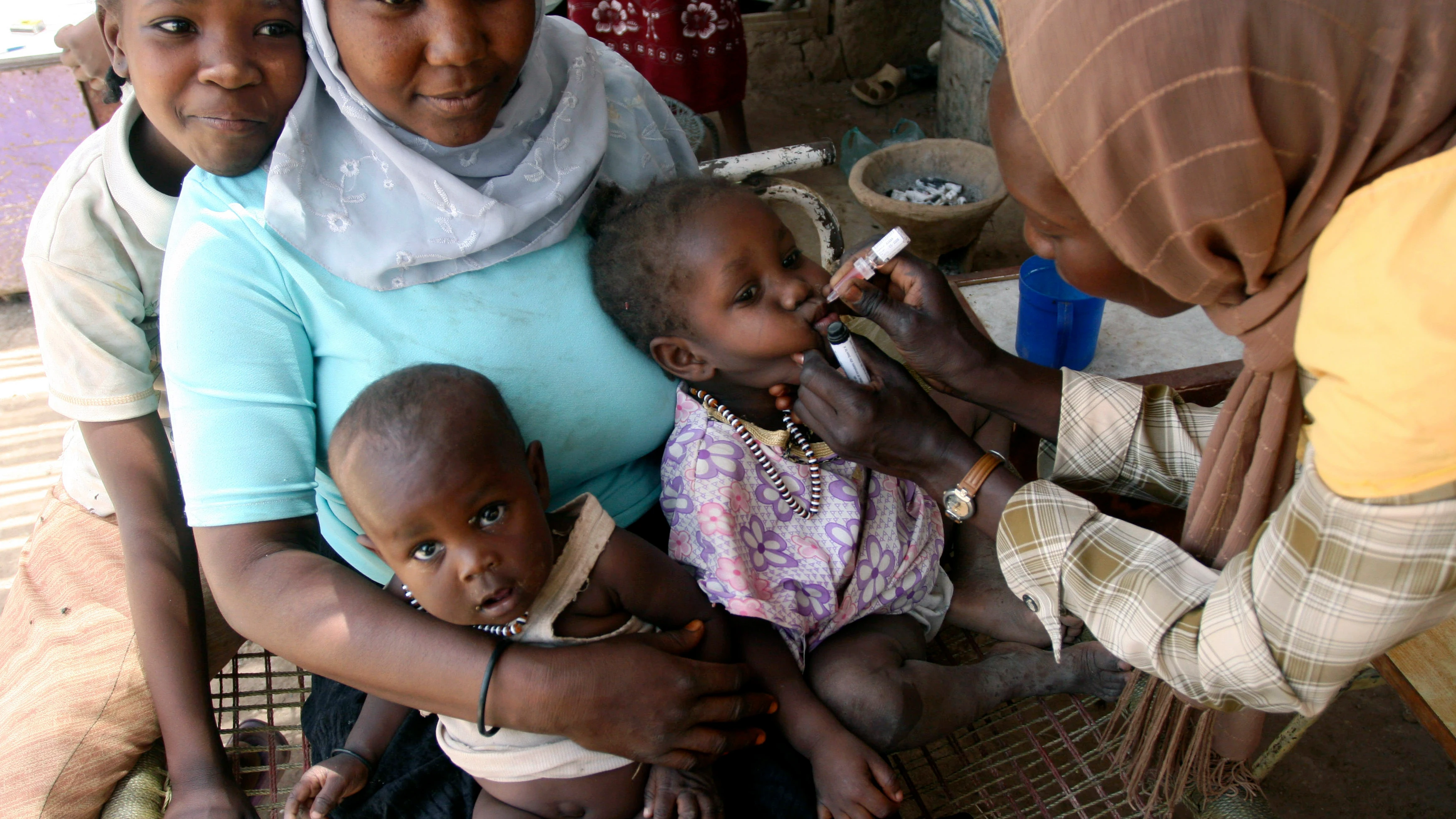 Una niña recibe la vacuna contra la polio en Angola