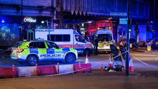 La policía acordona la zona de ataque en Londres Ataque en el Puente de Londres