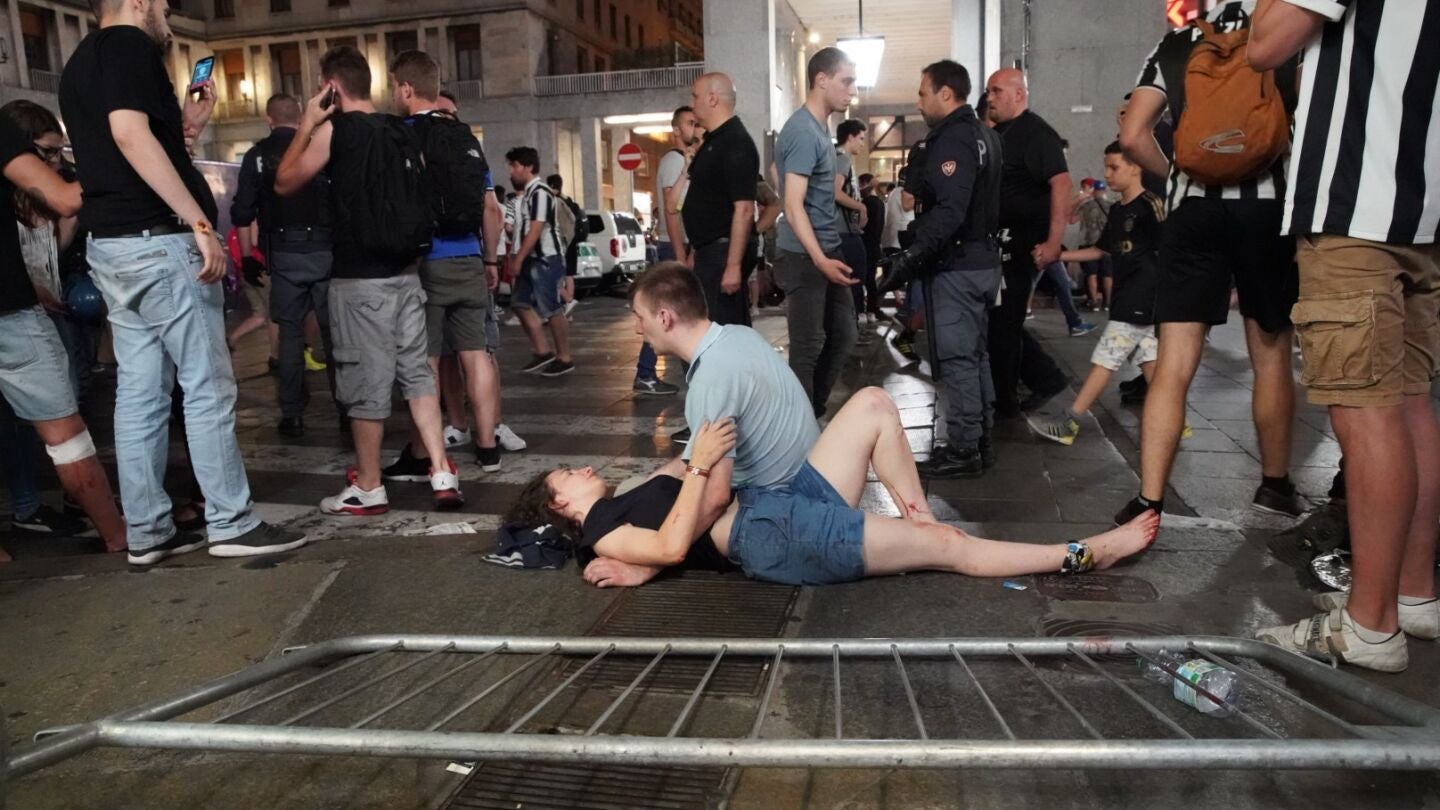Un hombre atiende a una mujer herida tras la estampida