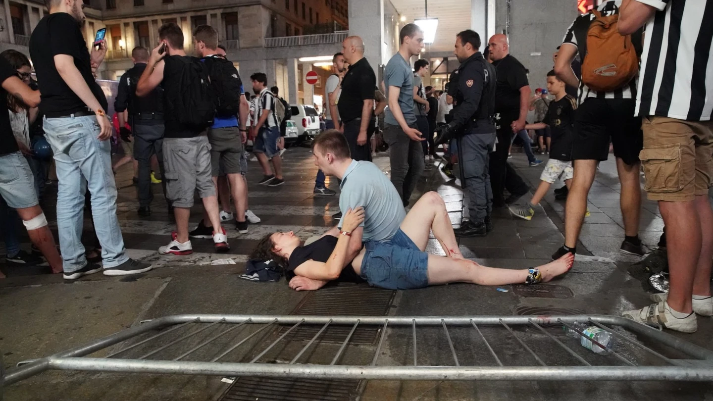 Un hombre atiende a una mujer herida tras la estampida Un hombre atiende a una mujer herida tras la estampida