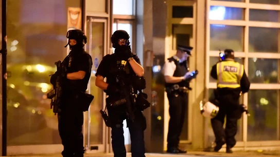 Policías en las inmediaciones del Puente de Londres Hasta siete agentes de Policía acorralan