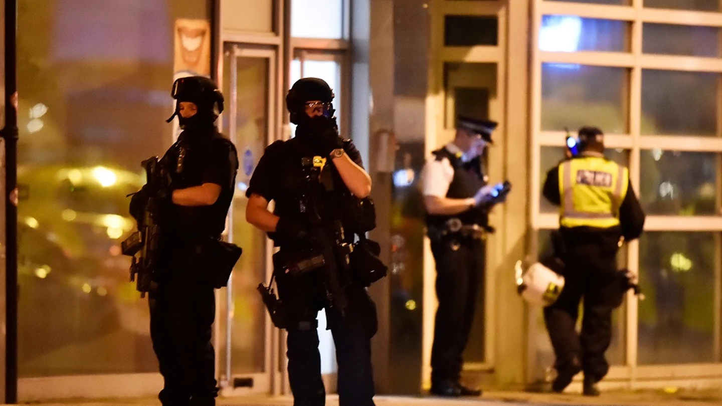 Policías en las inmediaciones del Puente de Londres Hasta siete agentes de Policía acorralan