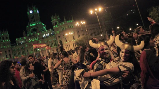 La afición blanca celebra en Cibeles La afición blanca celebra en Cibeles