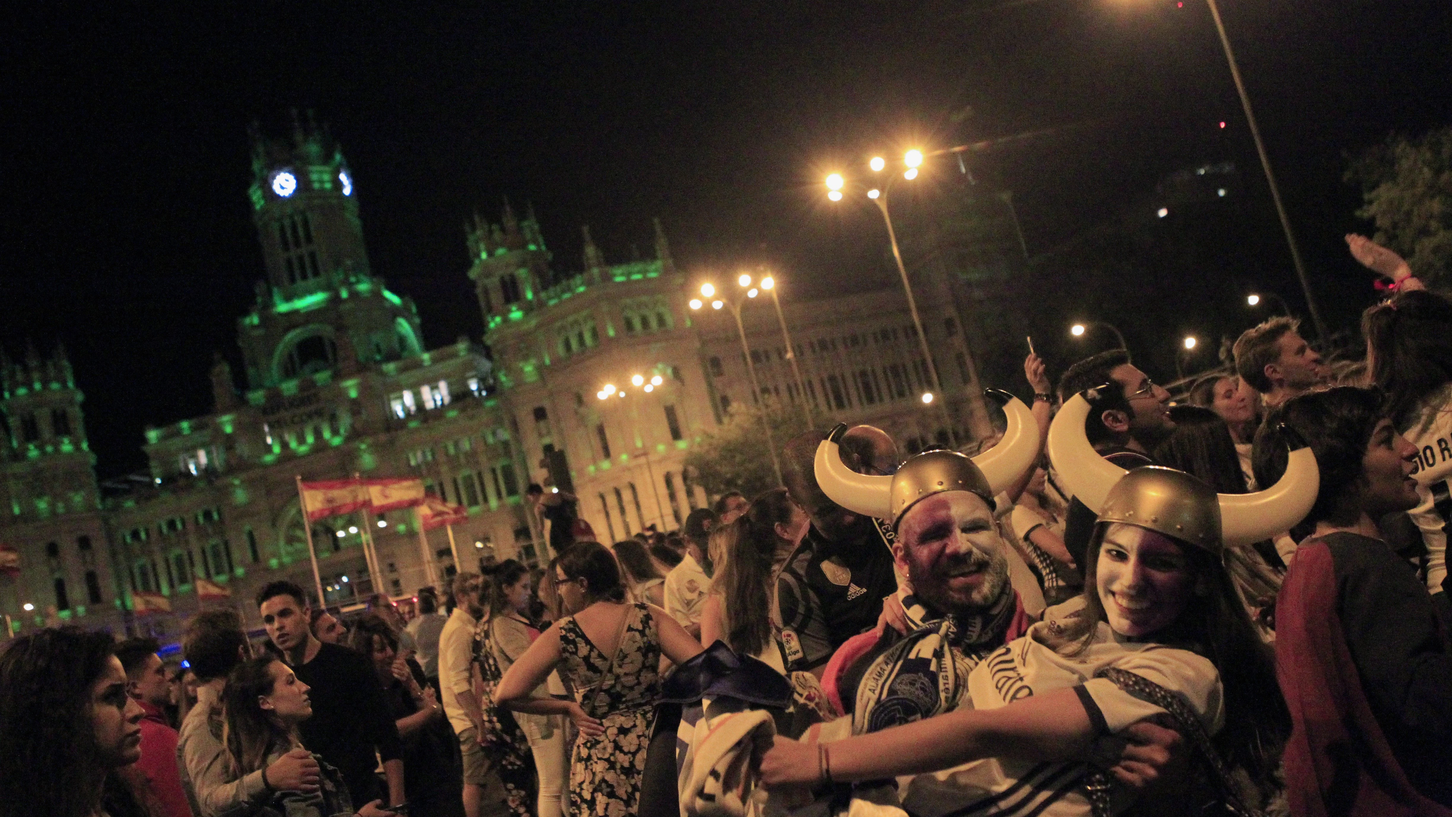 La afición blanca celebra en Cibeles