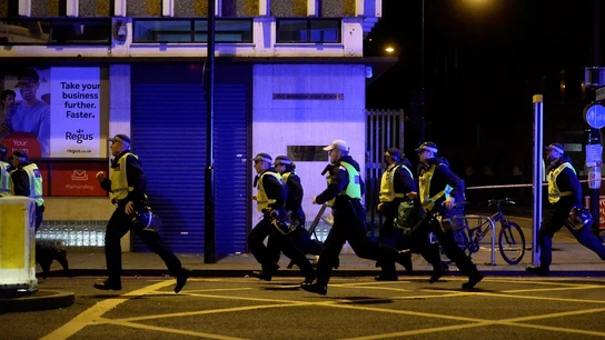Policías británicos corren hacia el Puente de Londres Policías británicos corren hacia el Puente de Londres