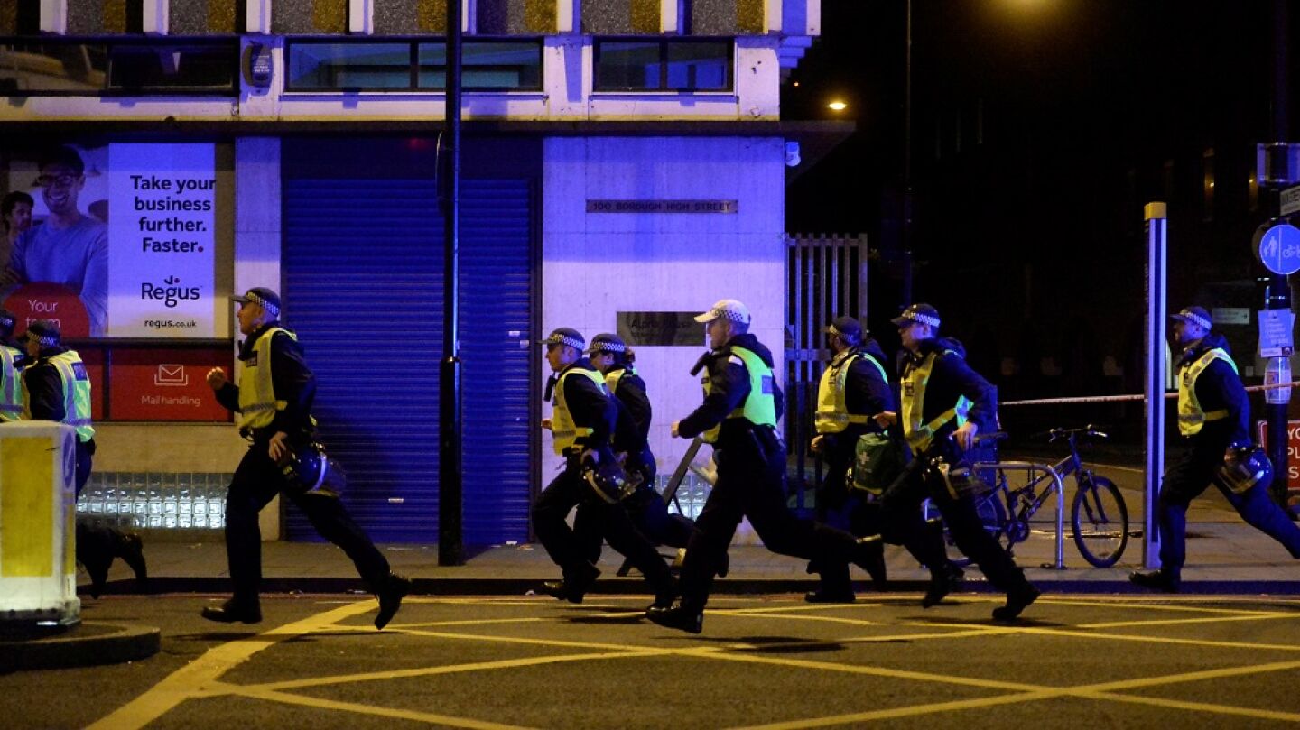 Polic&iacute;as brit&aacute;nicos corren hacia el Puente de Londres
