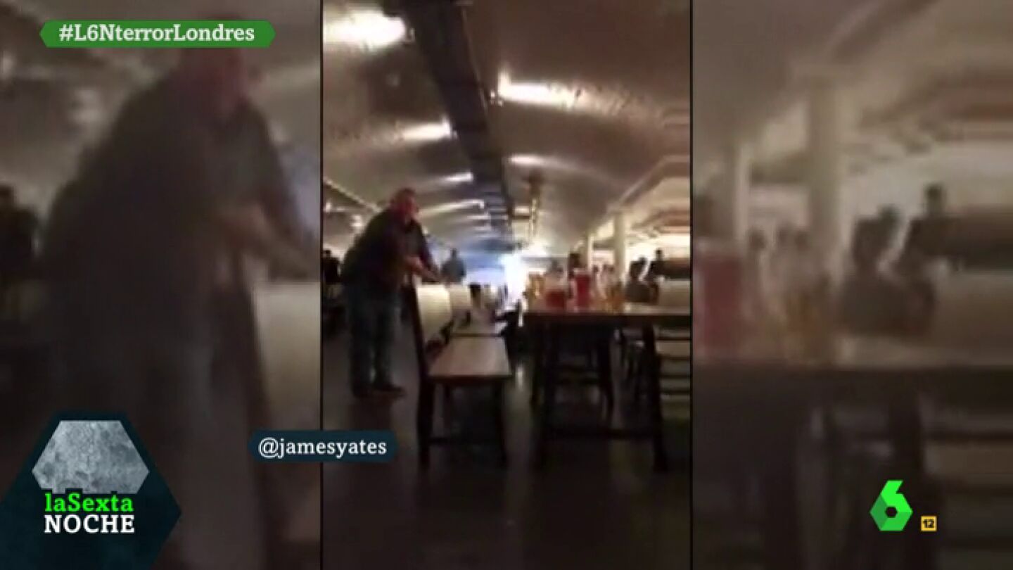 Frame 7.903751 de: La polic&iacute;a brit&aacute;nica entra en un bar cercano al Puente de Londres y pide a la gente que se tire al suelo
