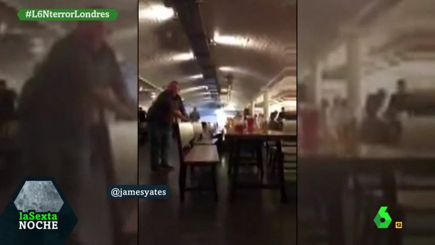Frame 7.903751 de: La policía británica entra en un bar cercano al Puente de Londres y pide a la gente que se tire al suelo Frame 7.903751 de: La policía británica entra en un bar cercano al Puente de Londres y pide a la gente que se tire al suelo