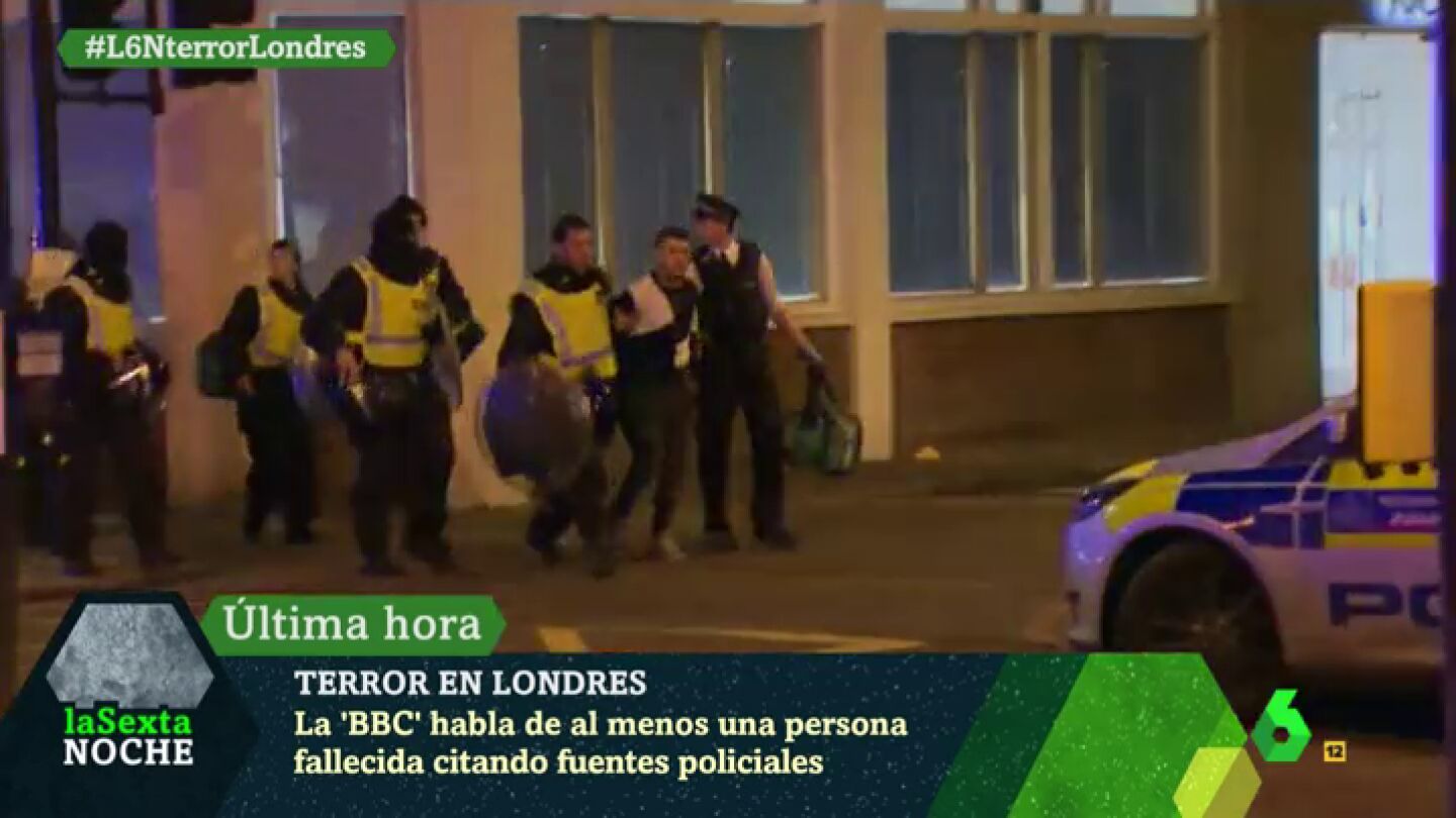 Frame 16.373673 de: Las im&aacute;genes del momento de la detenci&oacute;n de uno de los sospechosos acusado de haber provocado el p&aacute;nico en Londres
