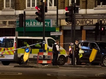 La policía de Londres acordona una zona cercana al Puente de Londres La policía de Londres acordona una zona cercana al Puente de Londres