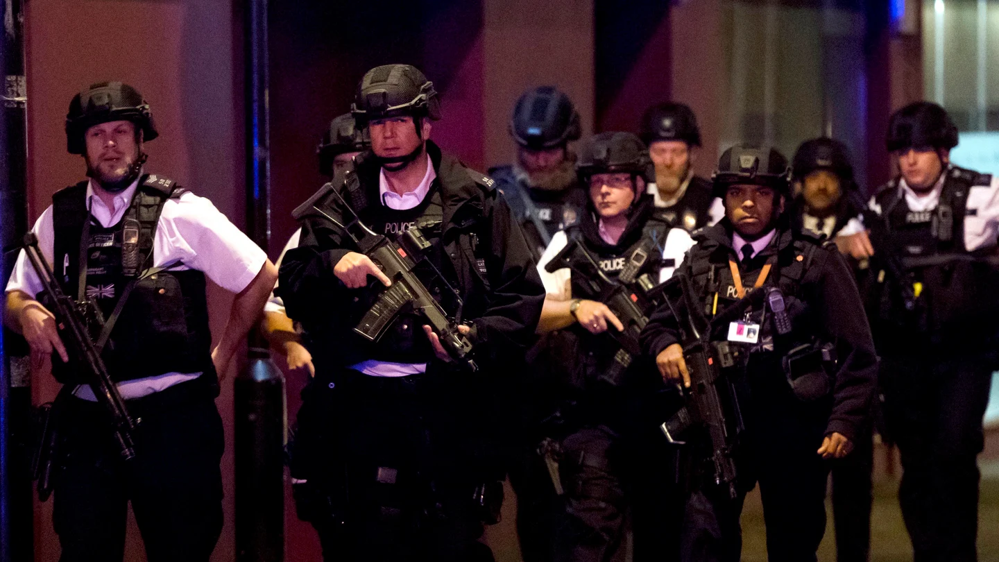 Agentes de policía cerca del Puente de Londres Agentes de policía cerca del Puente de Londres