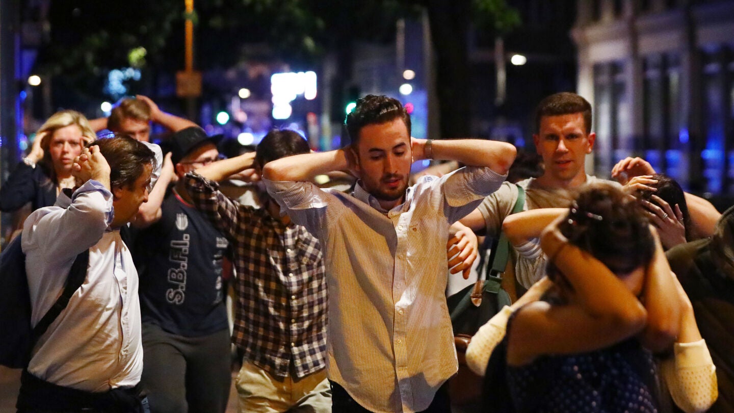 Un grupo de personas evacuadas tras el doble atentado terrorista en Londres