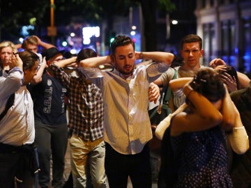 Un grupo de personas evacuadas tras el doble atentado terrorista en Londres Un grupo de personas evacuadas tras el doble atentado terrorista en Londres