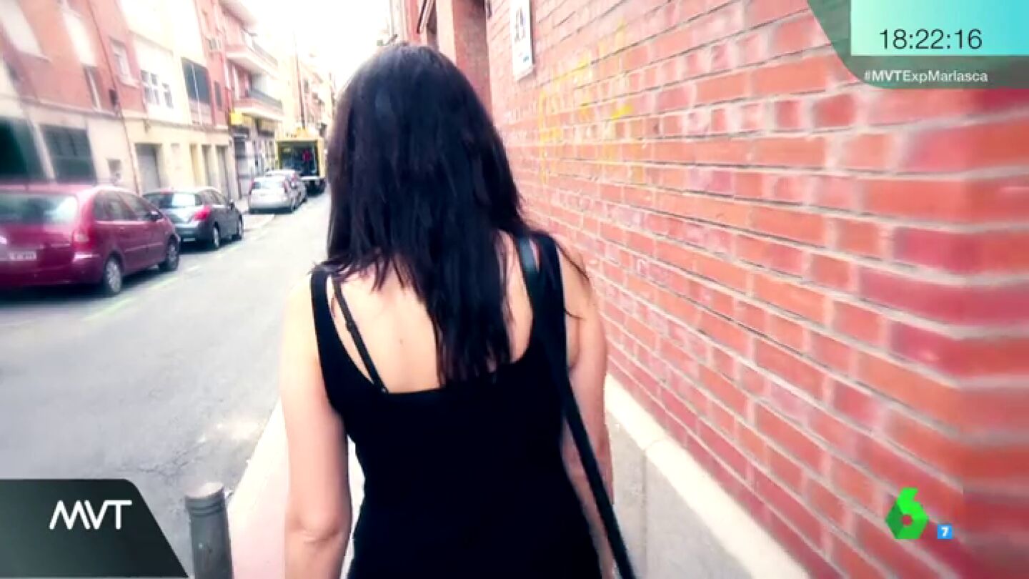 Una mujer camina sola por la calle